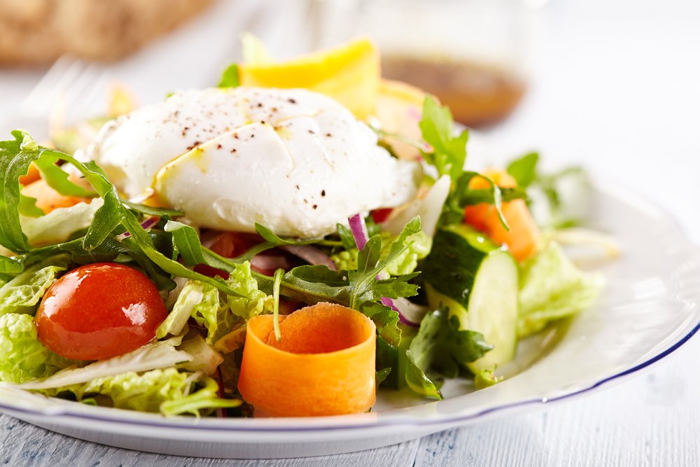 Vegetable,Salad,With,Poached,Egg