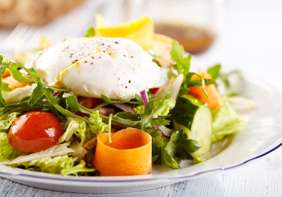 Vegetable,Salad,With,Poached,Egg